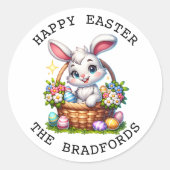 かわいいイースターウサギがバスケットに座っている - 名前入り ラウンドシール (正面)