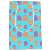 かわいいイースターエッグパターカラフルン春ブルー ミディアムペーパーバッグ (正面)