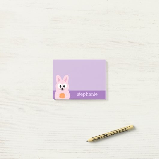 かわいいイースターバニーと卵と名前をカスタムするピンク ポストイット (デスク上)