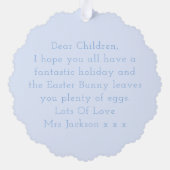 かわいいイースターバニーと卵の幼稚園ブルー オーナメントカード (裏面)