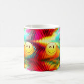 かわいいウインクの幸せな顔と明るい色 コーヒーマグカップ (中央)