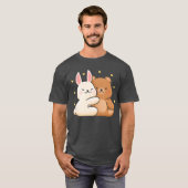 かわいいウサギがクマを抱きしめる ウサギとクマは愛を分かち合う B Tシャツ (正面フル)