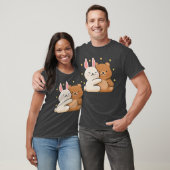 かわいいウサギがクマを抱きしめる ウサギとクマは愛を分かち合う B Tシャツ (ユニセックス)