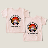 かわいいウサギがニンジンを抱えたレトロな夕焼けTシャツ (デザイン正面&裏面)
