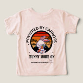 かわいいウサギがニンジンを抱えたレトロな夕焼けTシャツ (デザイン裏面)