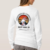 かわいいウサギがニンジンを抱えたレトロな夕焼けTシャツ Tシャツ (裏面)