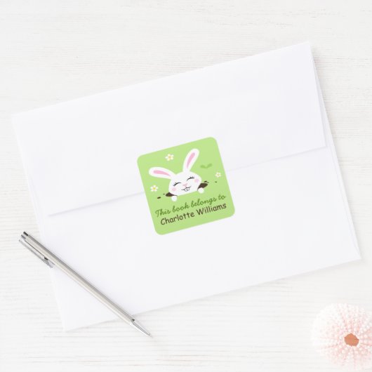 かわいいウサギが外を見て蔵書票本 スクエアシール (封筒)