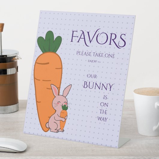 かわいいウサギとニンジンのベビーシャワーパーティーのギフト 台座サイン (インサイチュ)