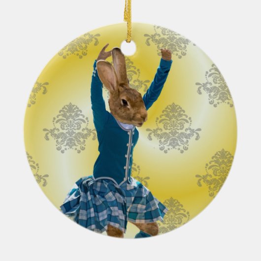 かわいいウサギのスコットランドの高地のダンサー セラミックオーナメント (裏面)