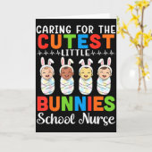 かわいいウサギの世話をする学校看護師 カード (黄色い花)