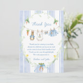 かわいいウサギの男の子の服飾りベビーシャワー サンキューカード (スタンド正面)