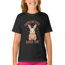 かわいいウサギの黒いTシャツ「誰かウサギがあなたを愛してる」