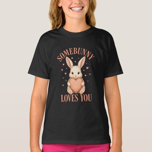 かわいいウサギの黒いTシャツ「誰かウサギがあなたを愛してる」 Tシャツ (正面)