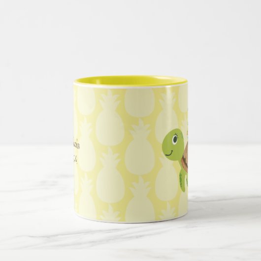 かわいいウミガメのクリスマス ツートーンマグカップ (中央)