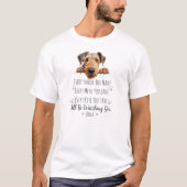 かわいいエアデール犬のパパ ジョークTシャツ Tシャツ (正面)