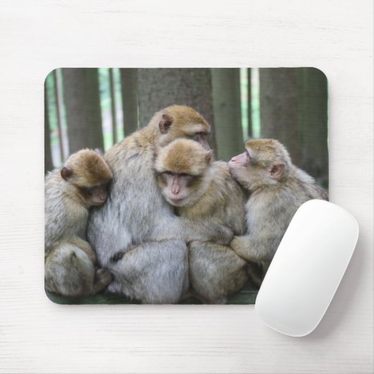 かわいいエイプファミリーグループハグ写真 マウスパッド (マウス)