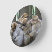 かわいいエイプファミリーグループハグ写真 ラウンド壁時計 (傾斜)