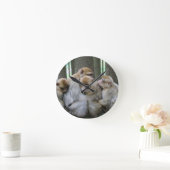 かわいいエイプファミリーグループハグ写真 ラウンド壁時計 (ホーム)