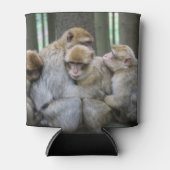 かわいいエイプファミリーグループハグ写真 缶クーラー (正面)