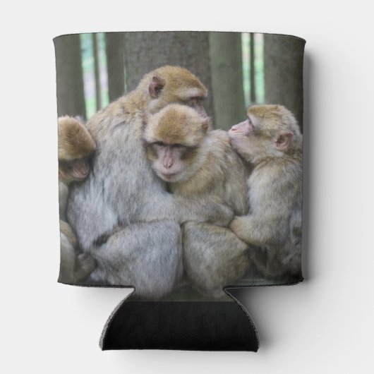 かわいいエイプファミリーグループハグ写真 缶クーラー (裏面)