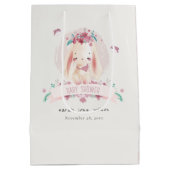 かわいいエレガントピンクのフローラバニー&バーズベビーシャワー ミディアムペーパーバッグ (裏面)