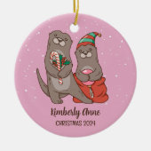 かわいいオッタークリスマス動物の雪の冬の休日 セラミックオーナメント (正面)