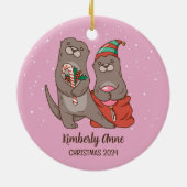 かわいいオッタークリスマス動物の雪の冬の休日 セラミックオーナメント (裏面)