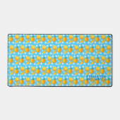 かわいいオレンジと白い花 デスクマット (正面)