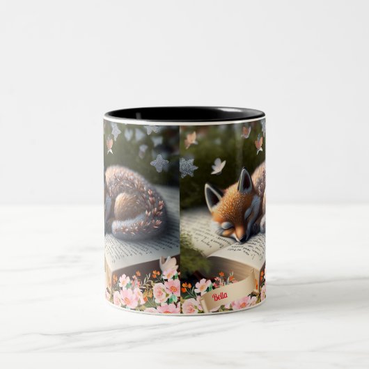 かわいいオレンジのキツネが本の上で眠パーソナライズされたる ツートーンマグカップ (中央)