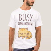 かわいいオレンジタビー猫は何もしないのに忙しい Tシャツ (正面)