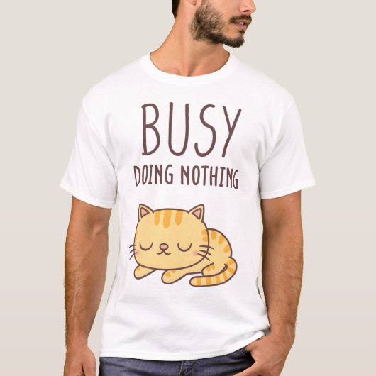 かわいいオレンジタビー猫は何もしないのに忙しい Tシャツ (正面)