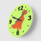 かわいいオレンジ恐竜は柱時計をからかいます ラウンド壁時計 (傾斜)