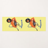 かわいいオレンジ色のシャベル付きの車輪付き道具箱の漫画イラスト ヨガマット (正面(横))