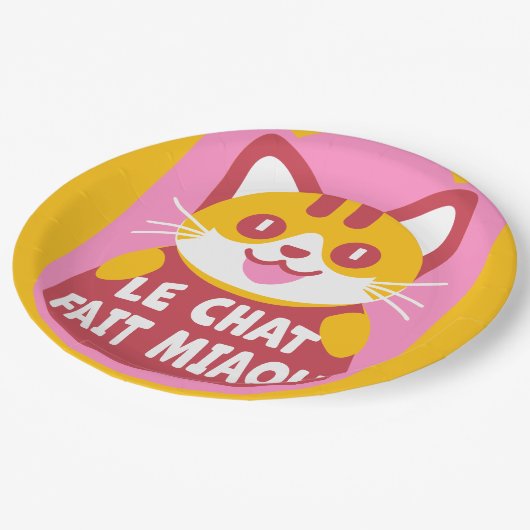 かわいいオレンジ色のタビー猫の漫画がニャーとフランスの鳴く ペーパープレート (アングル)