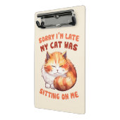 かわいいオレンジ色のタビー猫 – 遅れてごめんなさい ミニクリップボード (アングル2)