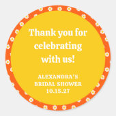 かわいいオレンジ色のデイジー ブライダルシャワー カスタム サンクス ラウンドシール (正面)