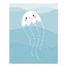 かわいいカイワリクラゲが柔らかな青い波の中で泳いでいる