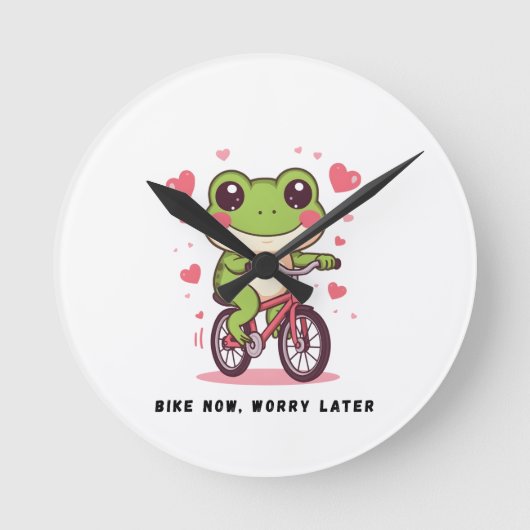 かわいいカエルが自転車に乗る | 面白いカエル好きのプレゼント ラウンド壁時計 (正面)