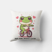 かわいいカエルが自転車に乗る | 面白いカエル好きへのギフト クッション (裏面)