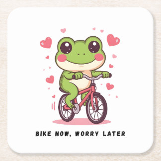 かわいいカエルが自転車に乗る | 面白いカエル好きへのギフト スクエアペーパーコースター