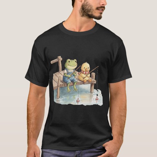 かわいいカエルとアヒルの釣り - 湖でののんびりした生活 Tシャツ (正面)