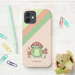 かわいいカエルとキノコの漫画 |名前 iPhone 12ケース<br><div class="desc">手で描いたかわいいのスタイルの漫画のカエル、キノコの帽子を身に着け、他のキノコ、カタツムリ、花、蝶、草と一緒に。赤、ライム、緑、茶色、オレンジ、黄色、桃の配色は、インディまたはコテージコアエステティック愛好家に最適である。文字テンプレートはパーソナライゼーションに含まれ、これをギフト素晴らしにする！オリジナルイラストレーションバイオラベラプリント。</div>
