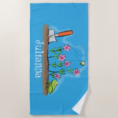 かわいいカエルと蜂の庭の漫画イラストレーション ビーチタオル (正面)