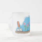 かわいいカエルと蜂の庭の漫画イラストレーション フロストグラスマグカップ (正面左)