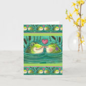 かわいいカエルのキス カラフルでキュートな池のロマンス、無地 カード (黄色い花)