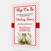 かわいいカエルの赤ちゃんシャワーを浴びる アクリルサイン (傾斜)