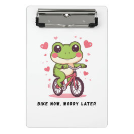 かわいいカエル自転車に乗る | おもしろカエルグッズ プレゼント ミニクリップボード