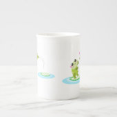 かわいいカエル-かわいい母およびベビーのカエル ボーンチャイナマグカップ (正面)