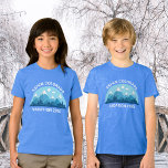 かわいいカスタムファミリースキートリップブルーマウンテンキッズ トライブレンドＴシャツ<br><div class="desc">おカスタマイズ家のスキー場で冬の休暇にコロラドの山に行く男の子または女の子のための子供tシャツにマッチ。このスクールキートリップティーは雪の可愛いスケッチ帽をかぶった山々と青い風景を備えている。自然素晴らしの自然遠征のためのアウトドア愛の家族のためのTシャツ。</div>