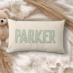 かわいいカスタム子供名前のフェイクトリム sage ランバークッション<br><div class="desc">このかわいいカスタム子供名前のオールドスクールおばあちゃんエステティックなピローで、コージーなヴィンテージの雰囲気をプラス！ フェイクトリムが付いたノスタルジックなデザインで、暖かくレトロな空間に最適なパーソナライズされたアクセントです！</div>